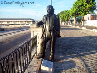 Estatua a Nicols Guilln, en la Alameda de Paula