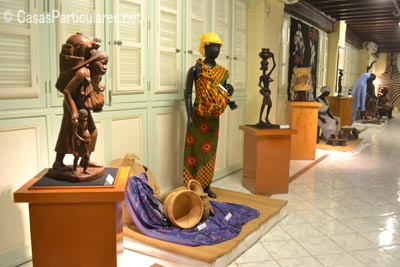 La sala de coleccin de txtiles y vestuario del Museo de frica