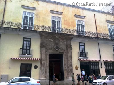 La fachada del Museo del Ron, La Habana, Cuba