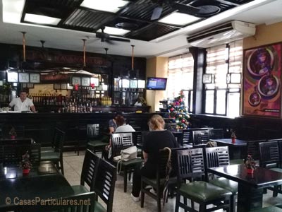 El bar donde se degusta el ron y los tragos del ron Havana Club, La Habana, Cuba