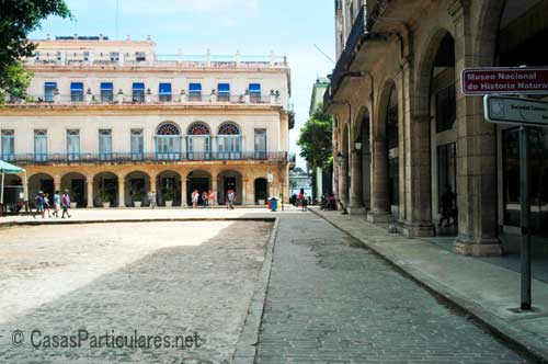 Porcin de la Plaza De Armas donde se ve el Hotel Santa Isabel y el Instituto cubano del libro